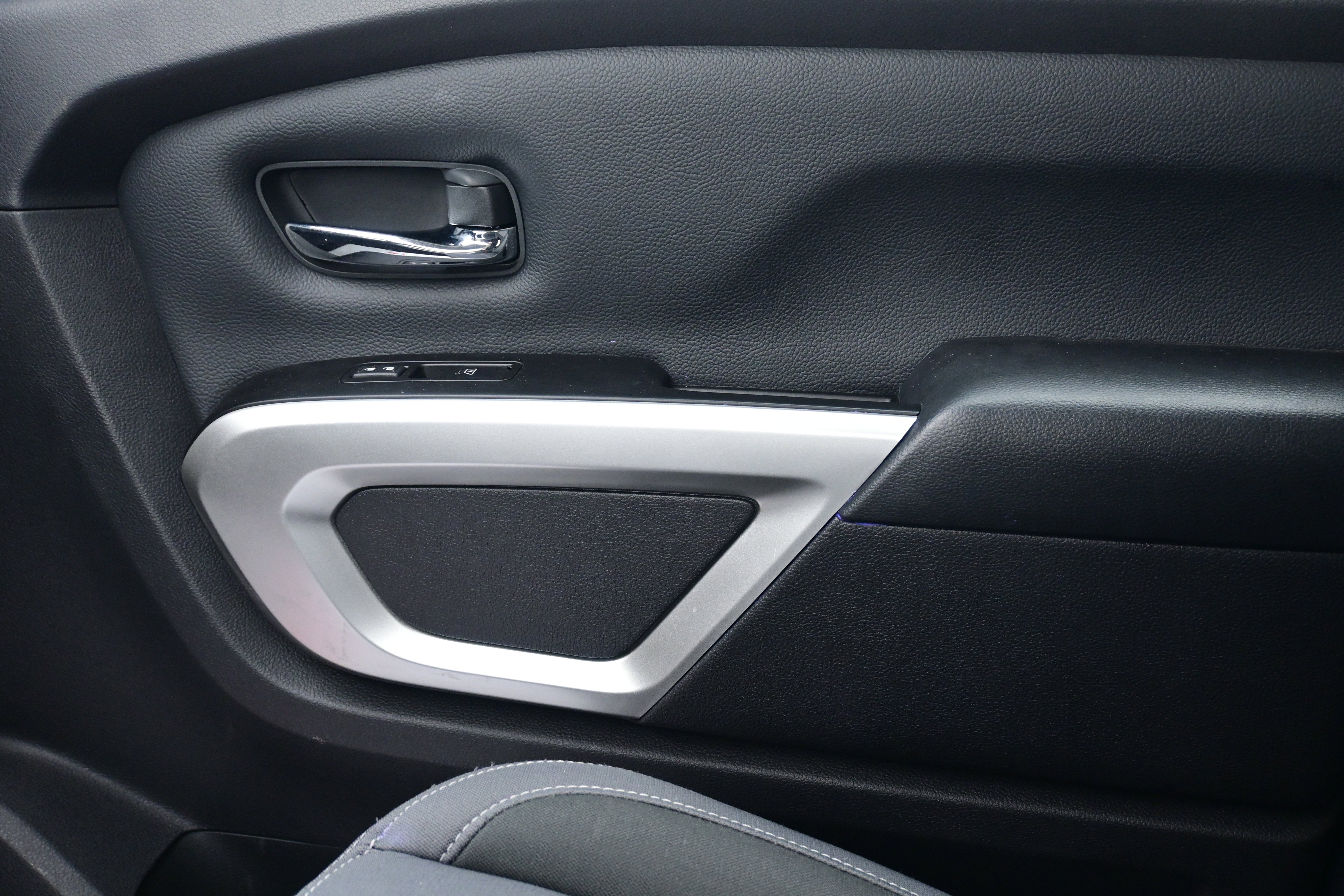 2024 Nissan Titan Crew Cab SV