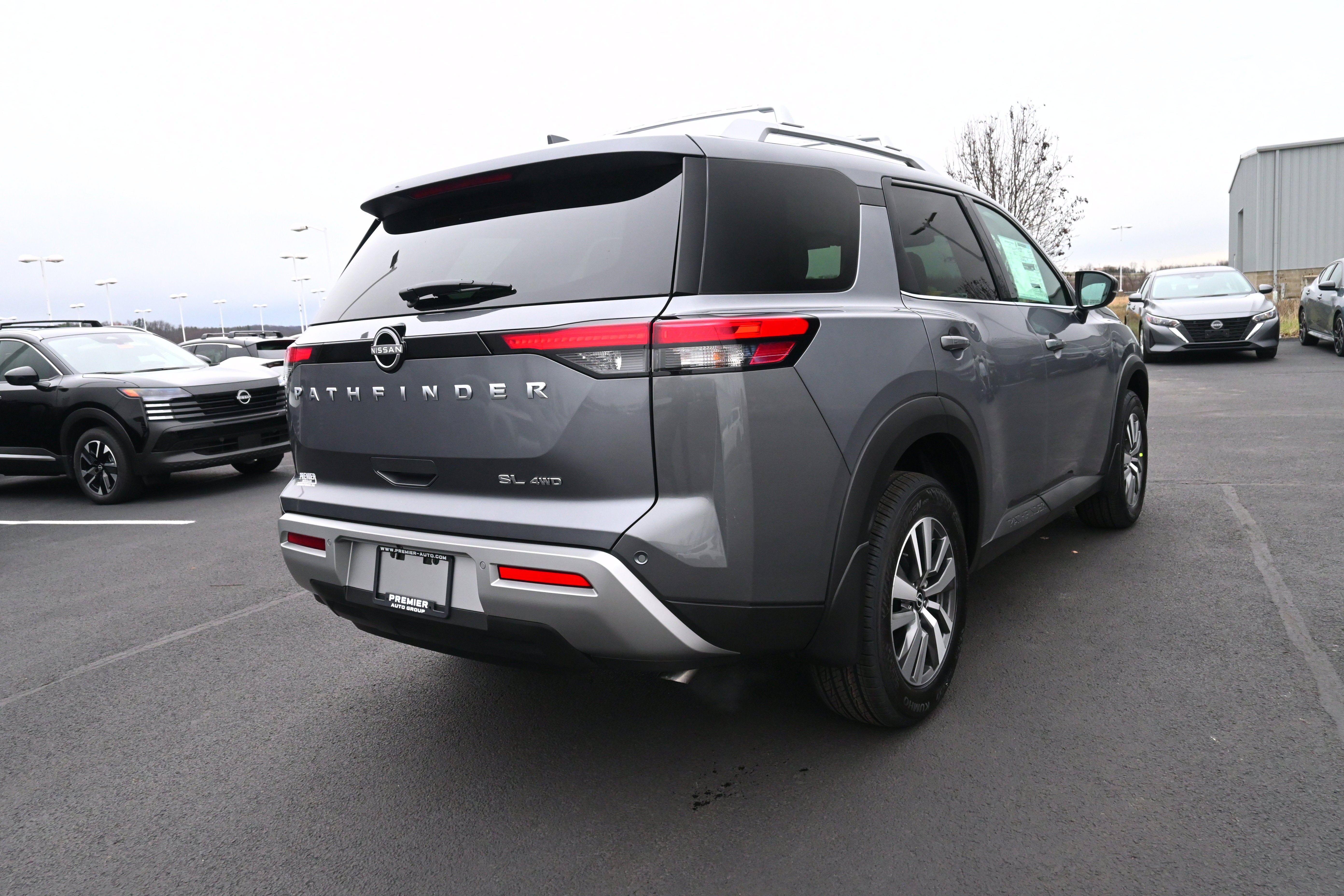 2025 Nissan Pathfinder SL