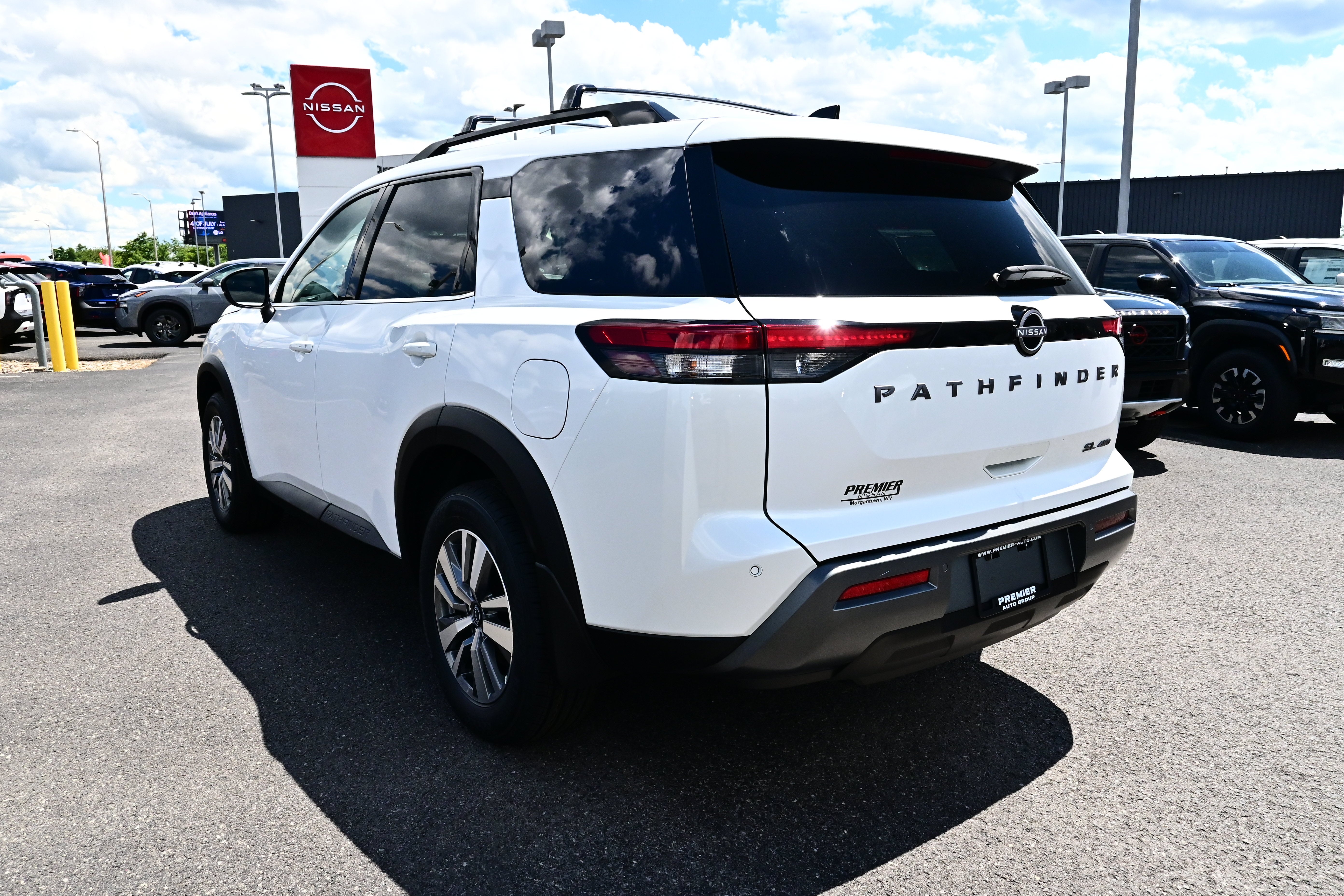 2026 Nissan Pathfinder SL