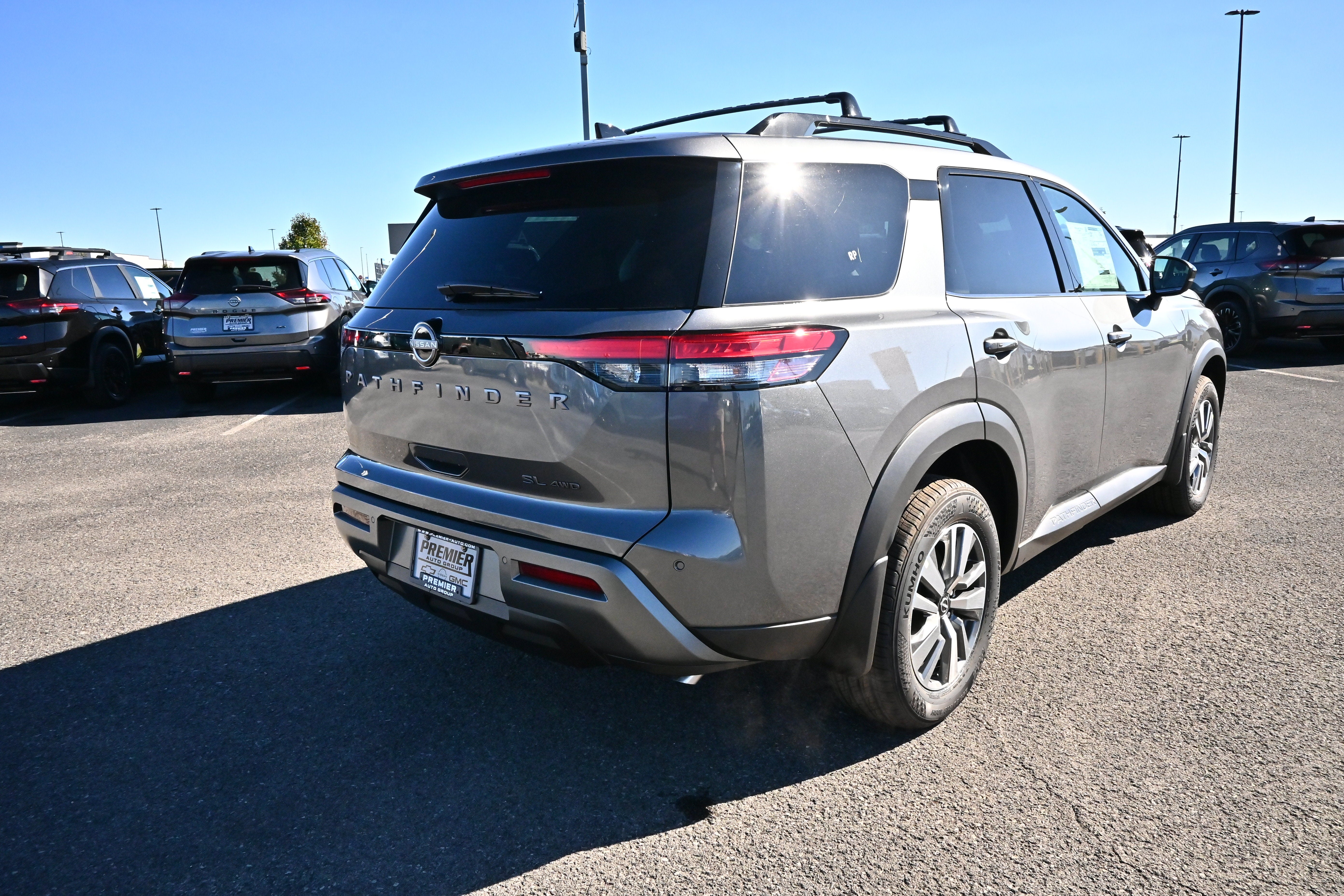 2026 Nissan Pathfinder SL