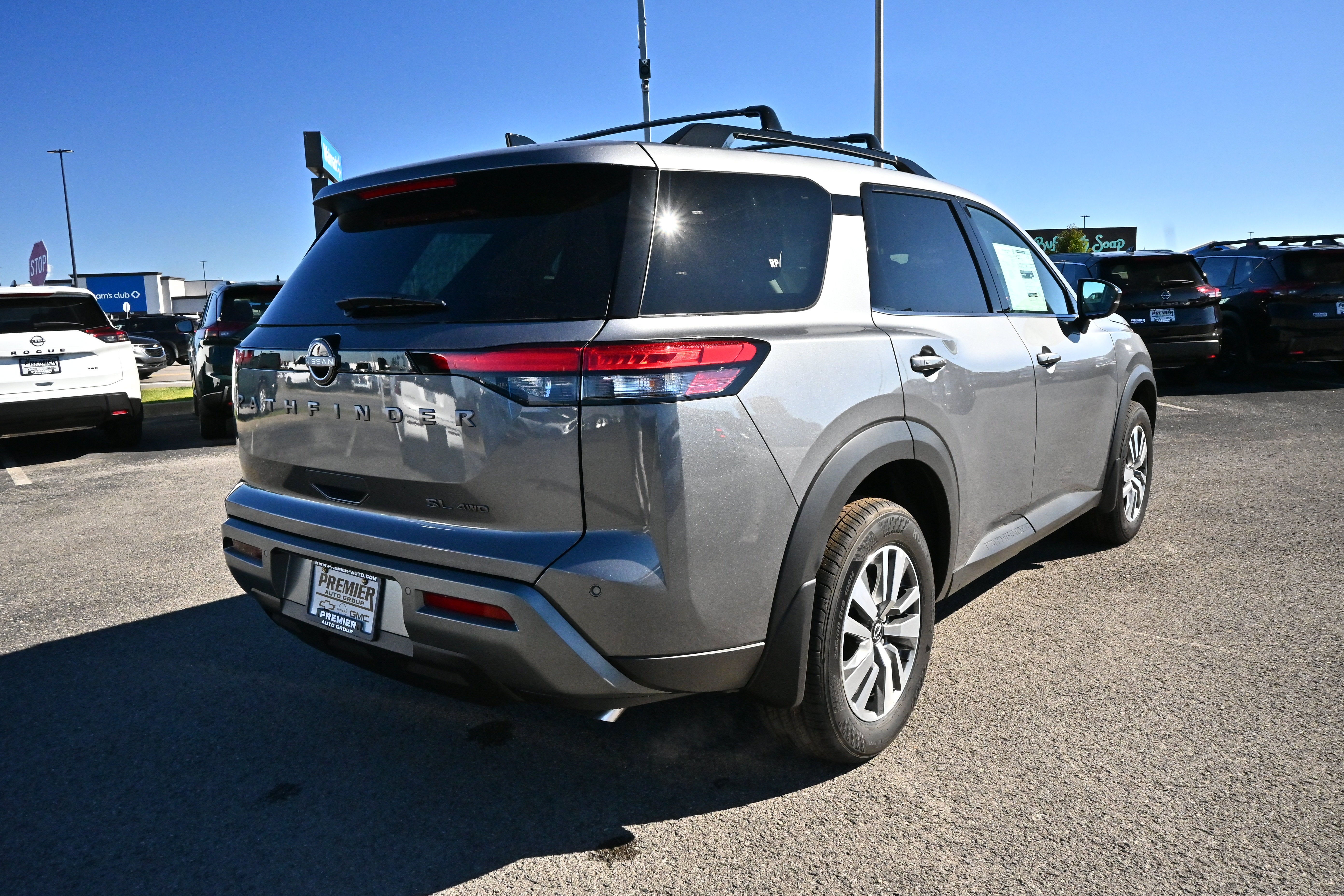 2026 Nissan Pathfinder SL