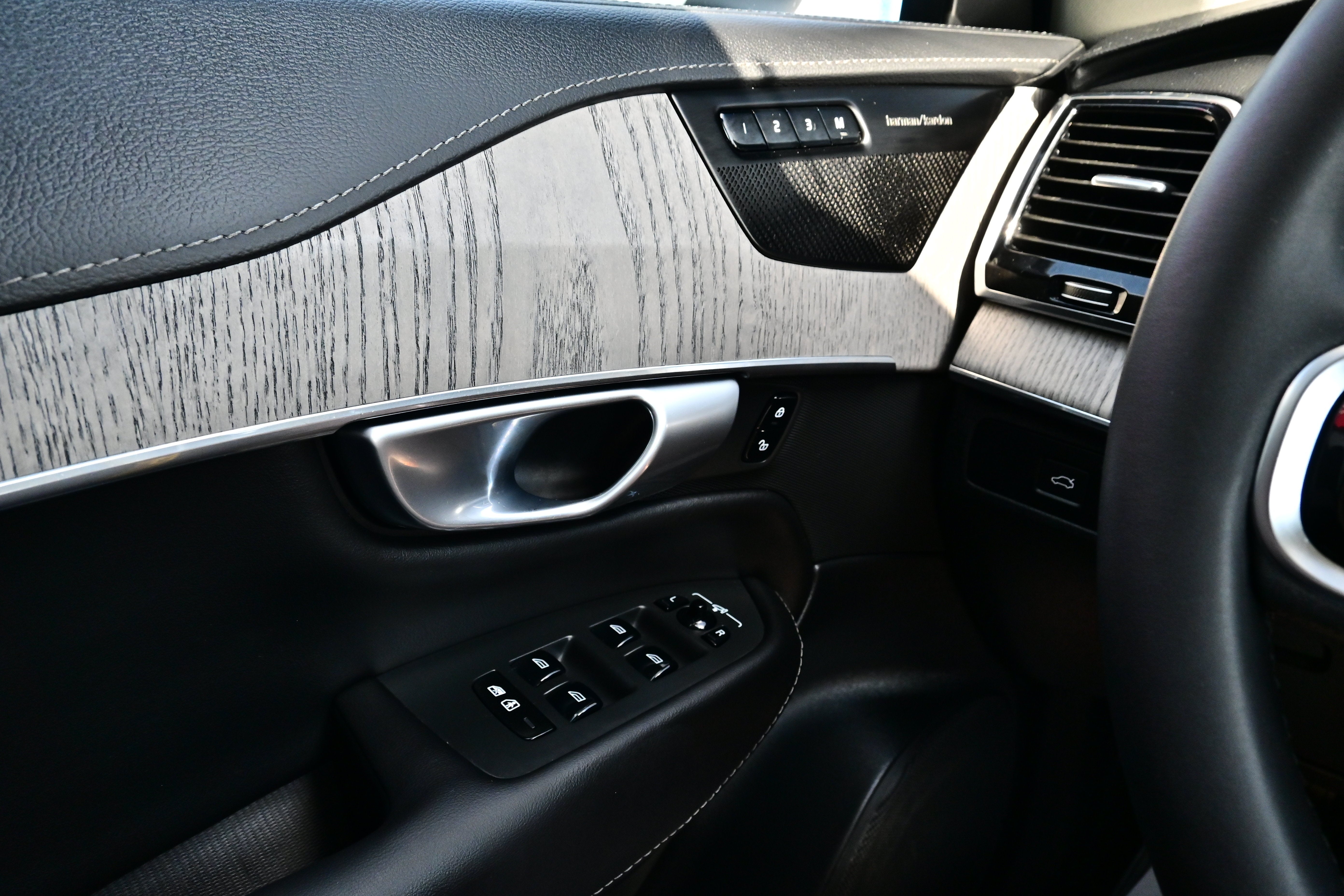 2024 Volvo XC90 Ultimate Bright Theme